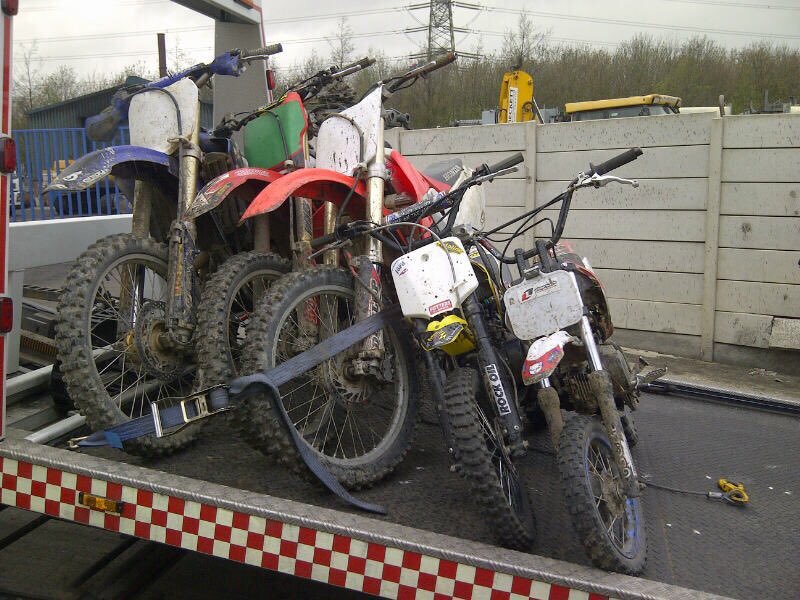 Video: chaos as gang flees police on bikes